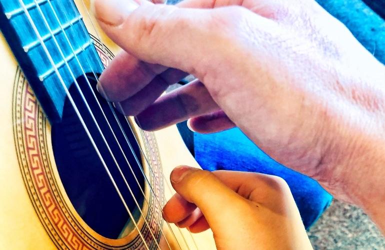 gra na gitarze