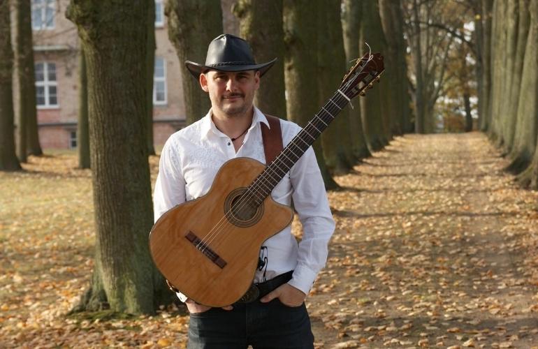 mężczyzna z gitarą