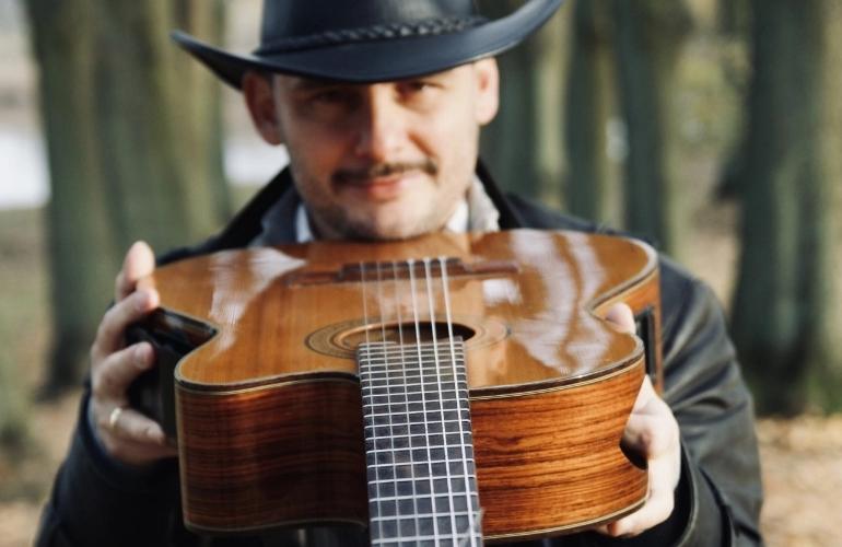 mężczyzna grający na gitarze