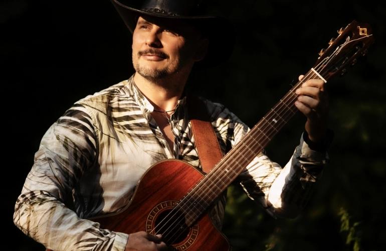 osoba grająca na gitarze